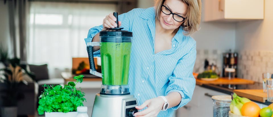 woman making smoothie